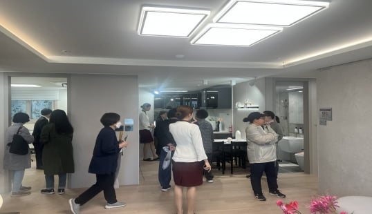 9일 서울 은평구 힐스테이트 메디알레 견본주택을 방문한 관람객이 직원의 설명을 들으며 유니트를 구경하고 있다.손주형 기자