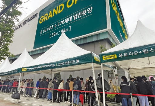 9일 문을 연 서울 구로구 '고척 푸르지오 힐스테이트' 견본주택 앞에 긴 대기 줄이 늘어서 있다./대우건설 제공