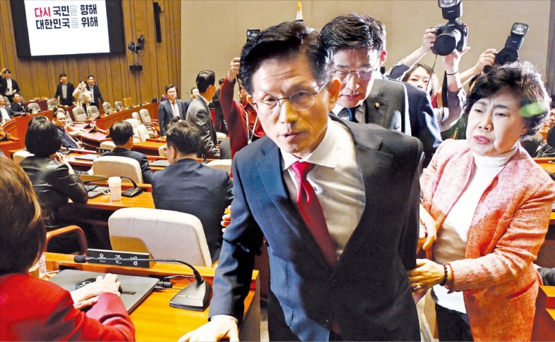 15분 만에 의총장 박차고 나간 김문수…권영세는 "대단히 실망"
