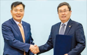 이건완 국방과학연구소(ADD) 소장(왼쪽)과 이상목 한국생산기술연구원 원장이 양해각서를 교환한 뒤 악수하고 있다.한국생산기술연구원 제공