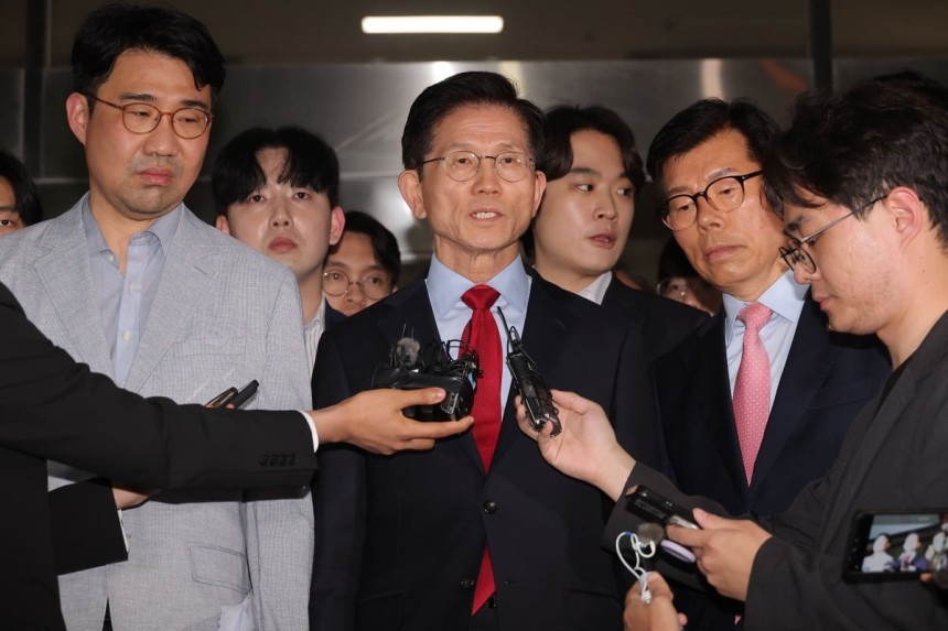 국민의힘 김문수 대선 후보가 10일 서울 양천구 서울남부지방법원에서 열린 당의 후보 선출 취소 가처분신청 사건 심문 기일에 출석한 뒤 법정을 나서며 발언하고 있다.사진=연합뉴스