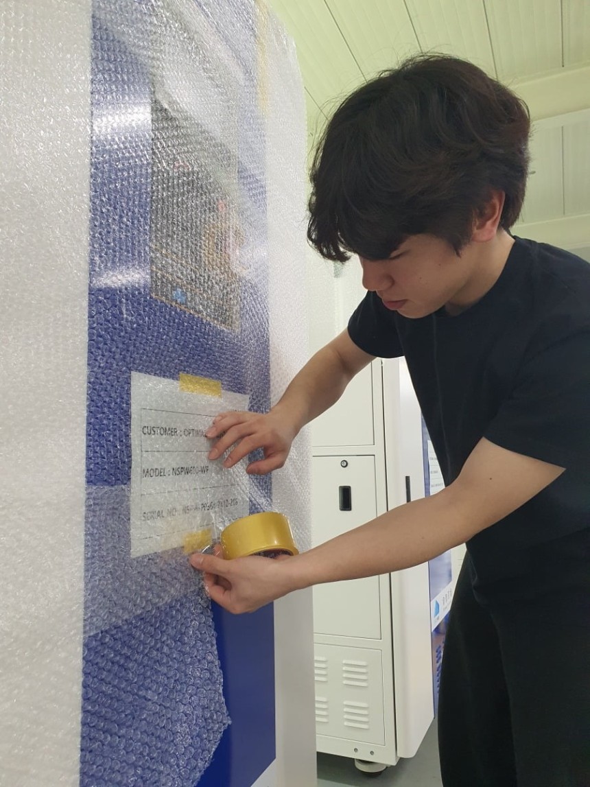 김동주 사원이 해외 수출 제품을 포장하고 있다.안성=윤현주 기자
