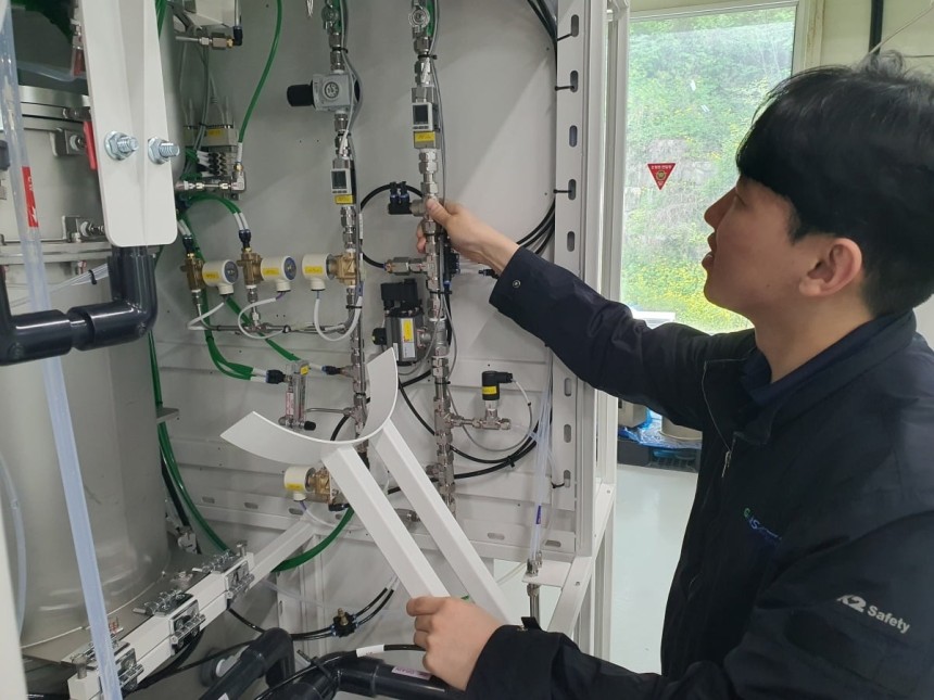 강동구 대리가 스크러버 상태를 살펴보고 있다.안성=윤현주 기자