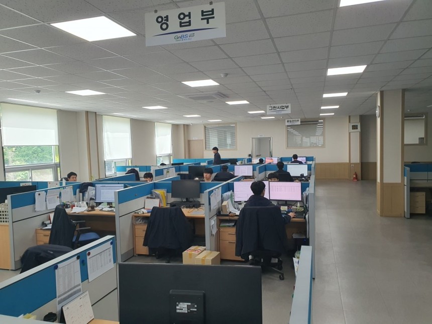 영업부,그린사업부 직원들이 사무실에서 근무하고 있다.안성=윤현주 기자