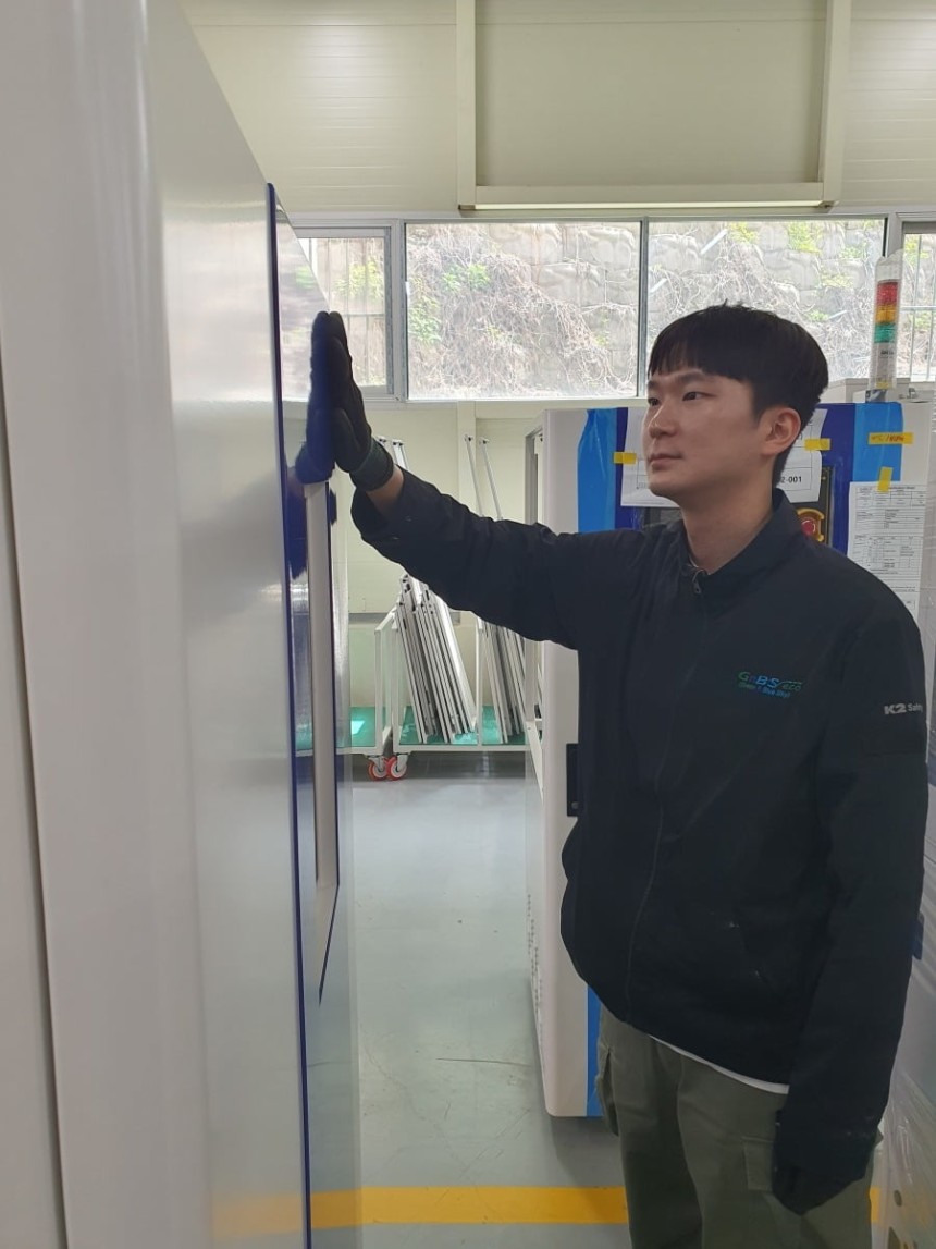 어세준 사원이 캐비닛 검수를 하고 있다.안성=윤현주 기자
