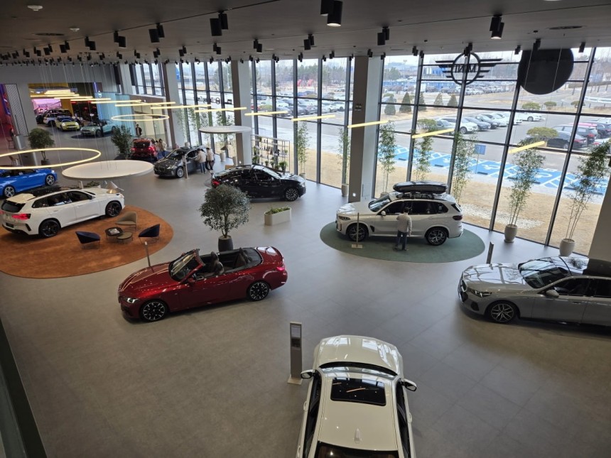 BMW 드라이빙센터에서는 BMW의 차량들을 한꺼번에 볼 수 있다./최종석 기자