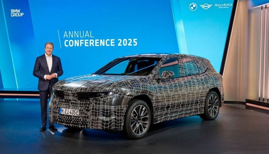 지난 3월14일 열린 BMW그룹 연례 회의에 등장한 위장막을 쓴 신형 iX3.노이어 클라쎄 플랫폼을 적용한 첫 자동차다./BMW 제공