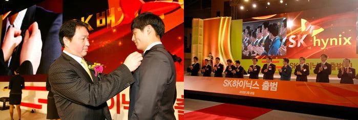 SK하이닉스는 2012년 3월 공식 출범했다.최태원 SK 회장이 지난 2012년 3월26일 경기도 이천 본사에서 SK하이닉스 출범식에서 직원에게 행복날개 배지를 달아주고 있다.(왼쪽 사진) 최 회장은 이날 출범식에