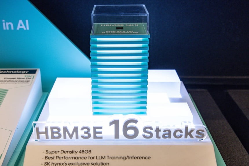 SK하이닉스의 HBM3E 16단 최신제품.지난해 11월 4일 서울 강남구 코엑스에서 열린 SK AI 서밋 2024에 SK하이닉스의 HBM3E가 전시돼 있다.SK하이닉스