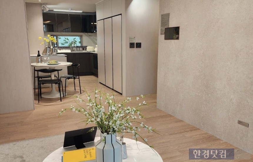주방부터 거실까지 공간이 이어진 'LDK' 구조.사진=오세성 한경닷컴 기자