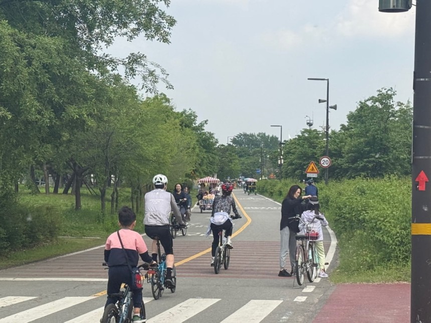 일요일인 11일 낮,여의도 한강공원을 찾은 시민들/사진=김유진
