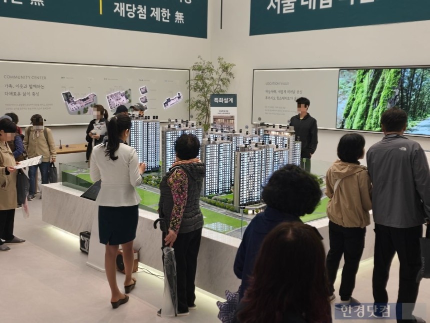 서울 구로구 고척동 '고척 푸르지오 힐스테이트' 모형도를 구경하는 예비 청약자들.사진=이송렬 기자.