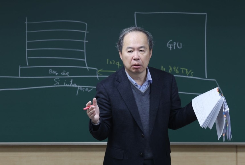 김정호 카이스트 전기및전자공학부 교수가 10일 대전 유성구 KAIST 강의실에서 'EMI/EMC 해석 및 설계' 수업을 하며 AI 트랜스포머 모델과 AI 모델 아키텍쳐 구성요소에 대해 설명하고 있다.25.3.10 
