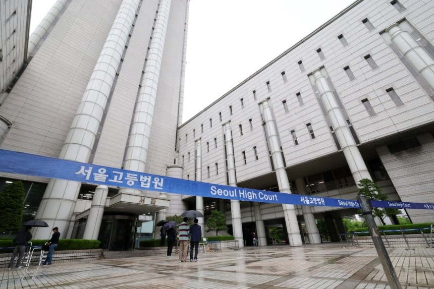윤석열 전 대통령이 내란 우두머리 혐의 형사 재판을 받기 위해 법원에 출입하는 모습이 12일 처음으로 공개된다.사진=뉴스1