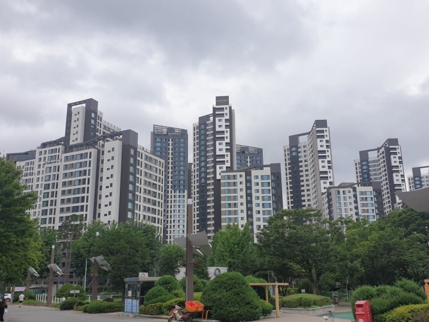 경기도 과천시 중앙동 '과천푸르지오써밋' 전경.사진=한경DB