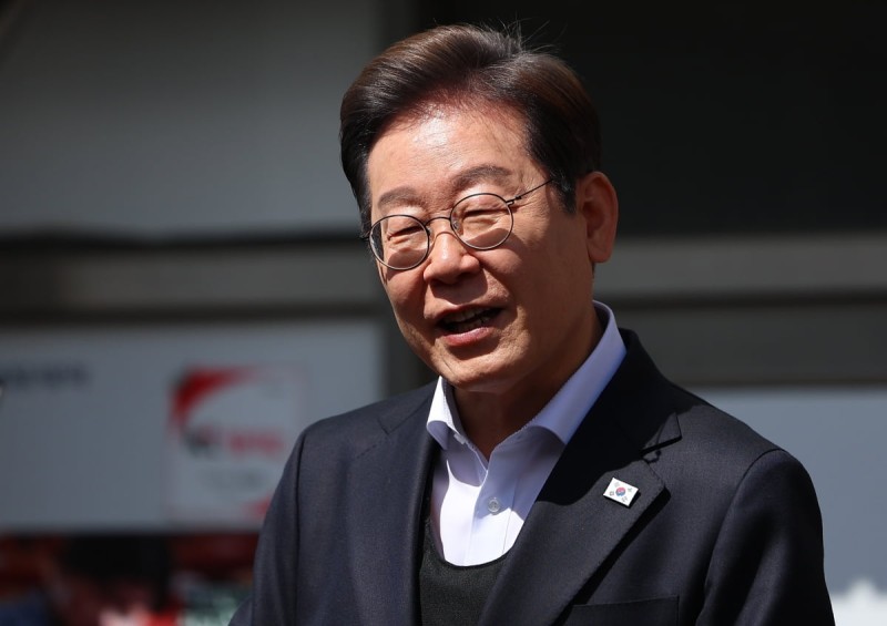 [속보] 법원, <b>이재명</b> '<b>위증교사</b>' <b>재판</b>도 <b>연기</b>…추후 지정