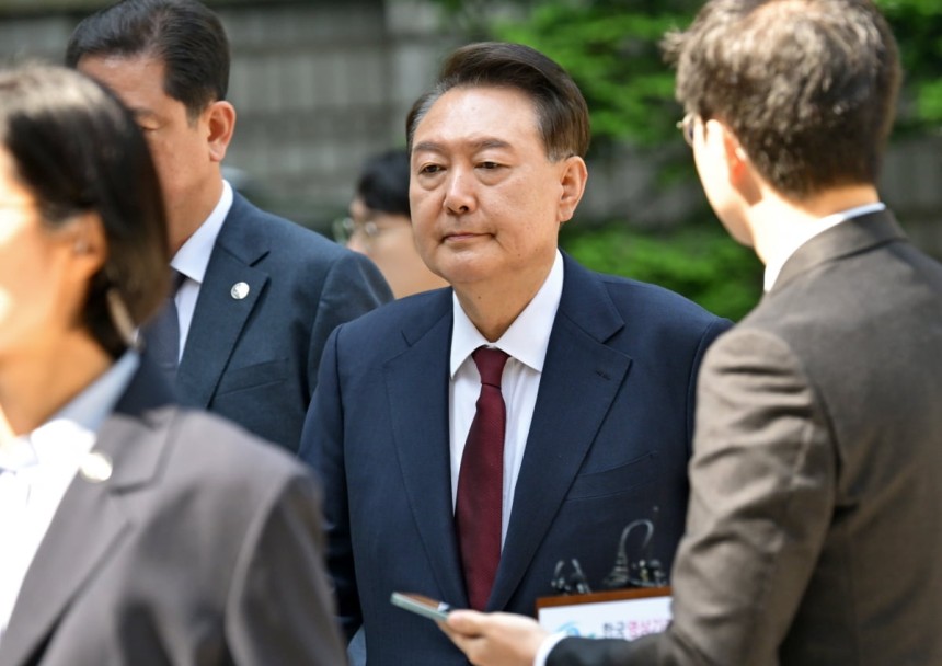 윤석열 전 대통령이 12일 서울 서초구 중앙지방법원에서 열린 내란 우두머리 혐의,직권남용 권리행사방해 혐의 사건 3차 공판에 출석하고 있다./사진=연합뉴스