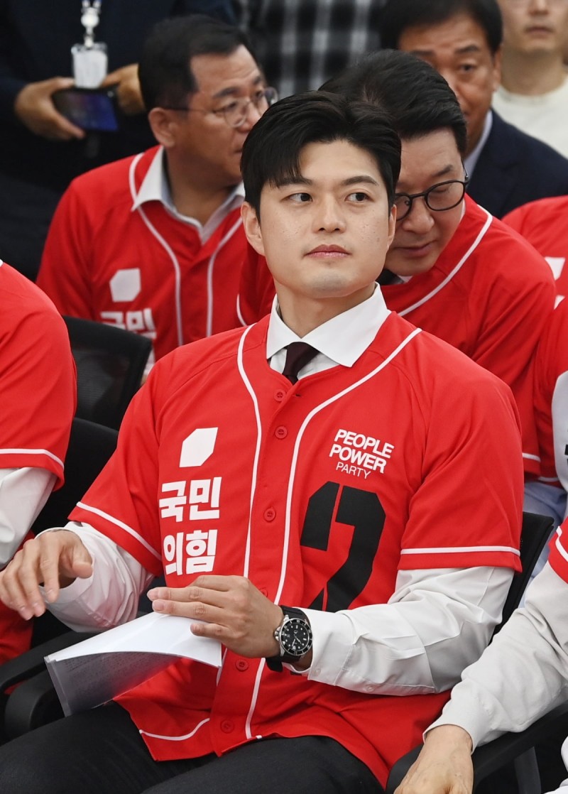 <b>김용태</b> "尹 잘못된 <b>계엄</b>…뼈 아프게 반성하고 <b>사과</b>드린다"