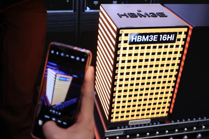 SK하이닉스가 CES2025에서 선보인 HBM3E 16단 제품의 모습.연합뉴스