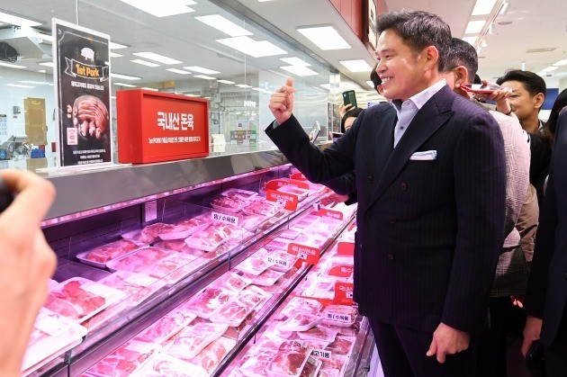정용진 신세계 부회장이 인천 연수구 이마트 연수점을 찾아 매장을 둘러보는 모습.사진=최혁 기자