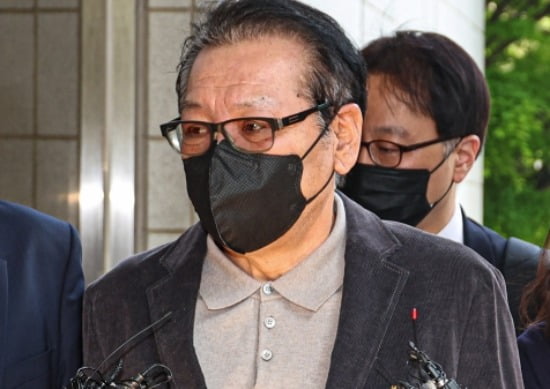 2018년 지방선거 공천헌금 의혹 혐의를 받는 '건진법사' 전성배 씨가 12일 서울 양천구 서울남부지법에서 열린 1심 두 번째 공판에 출석하고 있다.연합뉴스