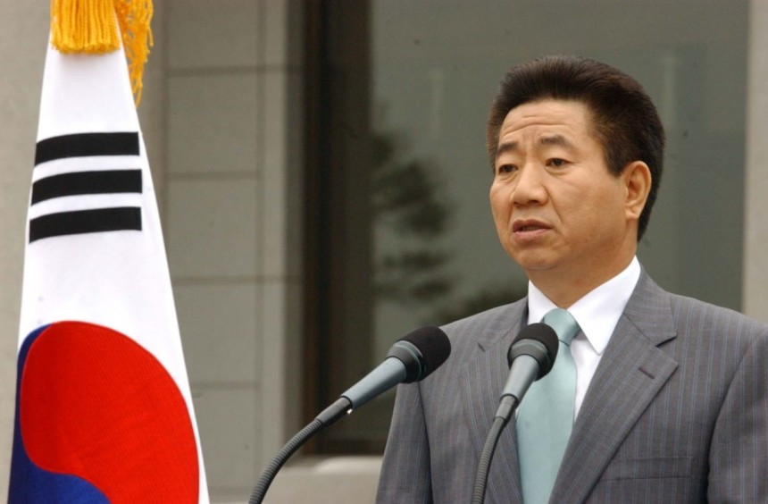 노무현 전 대통령이 2004년 5월 15일 청와대 본관 앞에서 대국민 담화문을 발표하고 있다.헌법재판소는 전날 노무현 대통령 탄핵심판 사건 선고 공판에서 국회의 청구를 기각했다./사진=한경DB