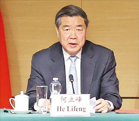 < 中 “후속 논의” > 허리펑 중국 국무원 부총리가 11일(현지시간) 기자간담회에서 미국과의 무역 협상 내용을 설명하고 있다./신화연합뉴스