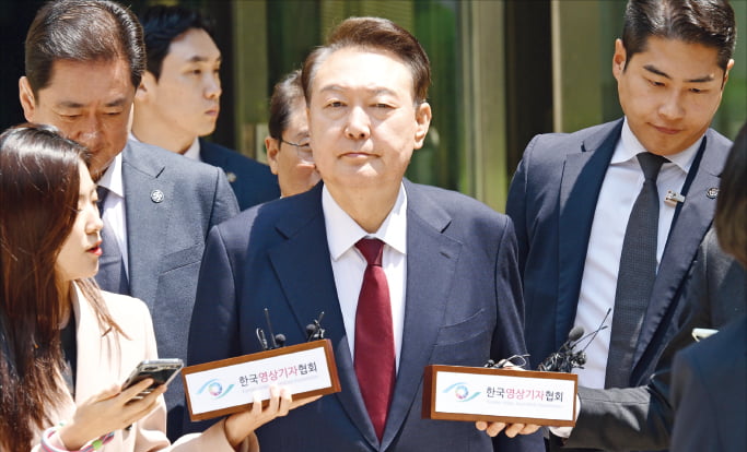 12·3 비상계엄사태와 관련해 내란 우두머리 혐의 등으로 기소된 윤석열 전 대통령이 12일 서울중앙지방법원에서 열린 3차 공판을 마친 뒤 법원을 나서고 있다.사진공동취재단