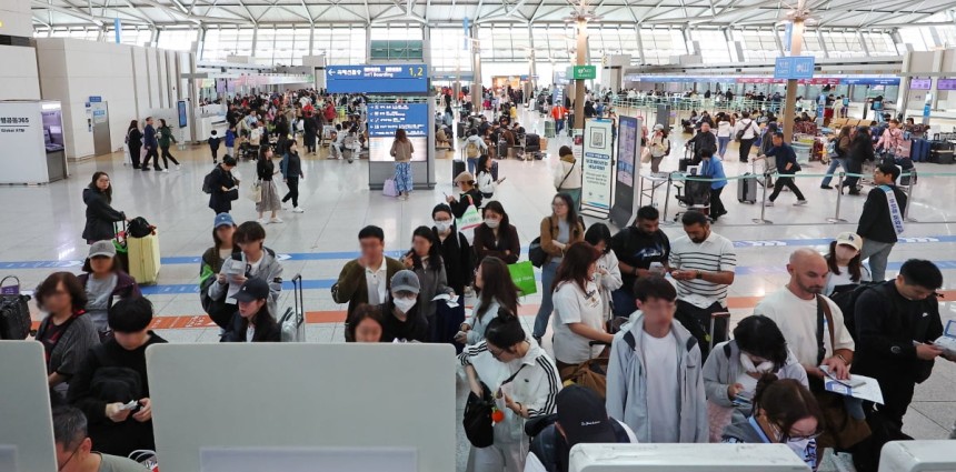 천국제공항 제1여객터미널 출국장이 여행객들로 붐비고 있다.사진=연합뉴스