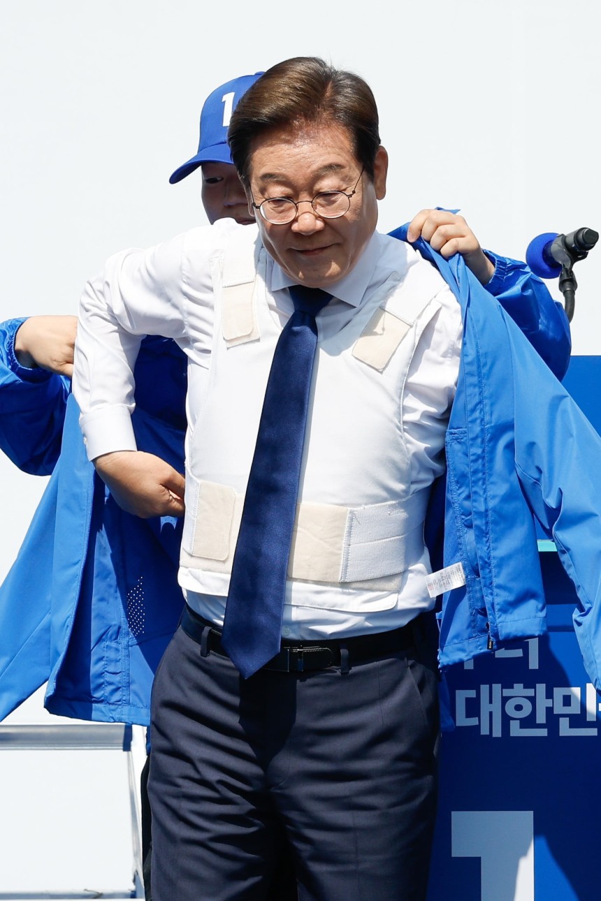 방탄복 입고 공식 선거운동 시작한 이재명 후보 / 사진=연합뉴스