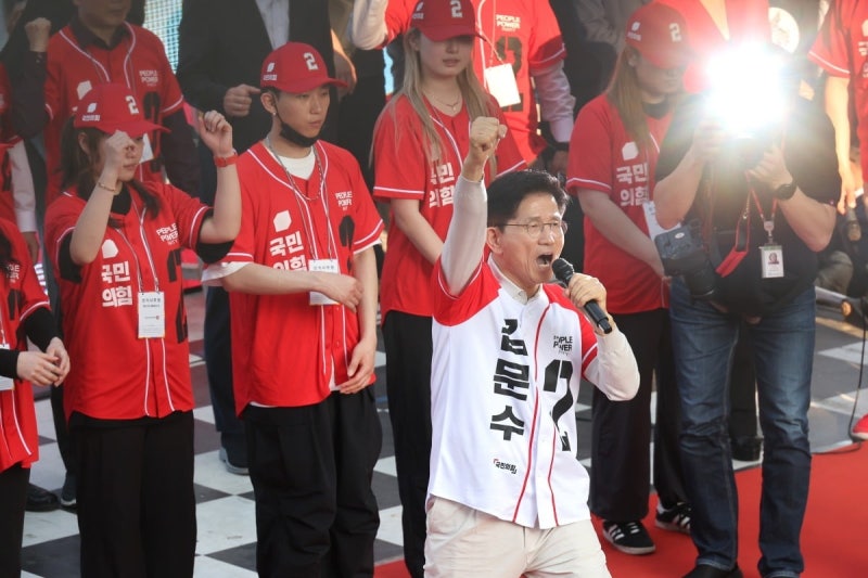 김문수, 尹 탈당 초읽기에 "잘 판단하실 것" [<b>대선</b> 현장]