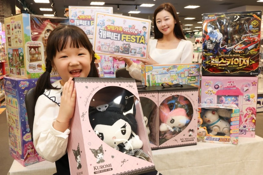 이마트 용산점에서 모델들이 어린이날을 앞두고 마이멜로디, 티니핑 등 인기 캐릭터 완구 할인 행사를 알리고 있다./사진=뉴스1