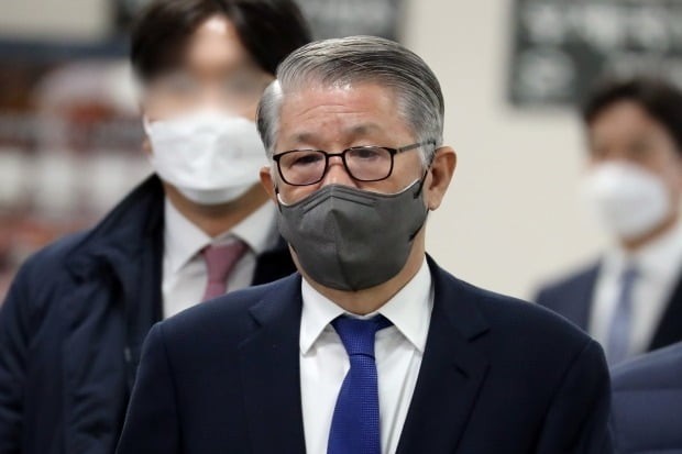 [속보] '<b>배임</b>·<b>횡령</b>' <b>최신원</b> 전 SK네트웍스 회장 <b>징역</b> 2년6개월 확정