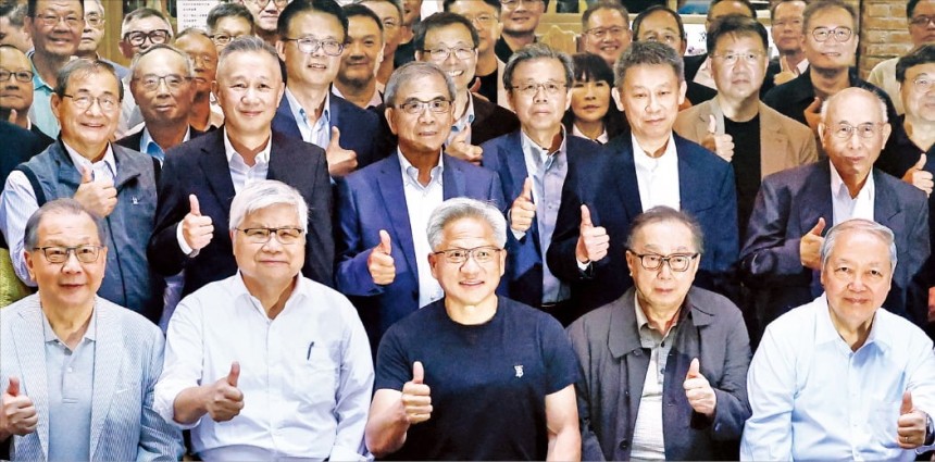 < 대만 출신 IT거물 총집합 > 세계 최대 인공지능(AI) 반도체 기업인 엔비디아의 젠슨 황 최고경영자(CEO·앞줄 가운데)가 지난 17일 대만 타이베이의 한 식당에서 주최한 만찬에 대만 반도체 및 정보
