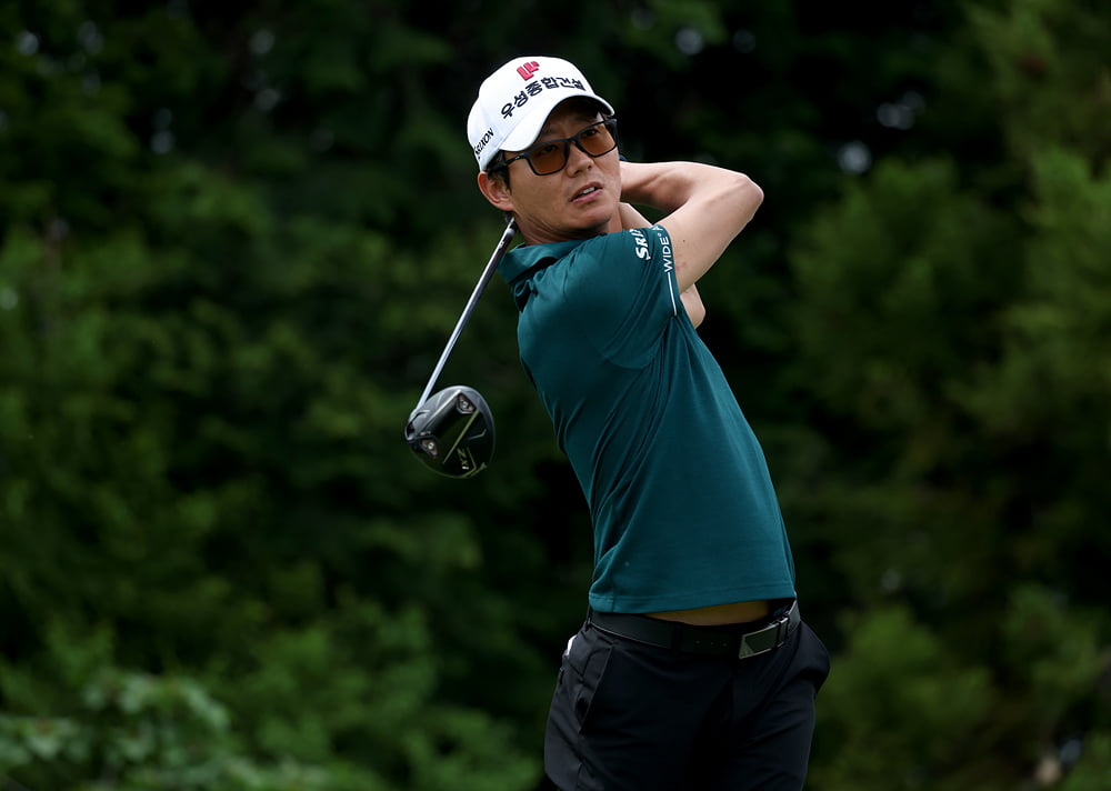 '37홀 강행군' <b>엄재웅</b>, SKT<b>오픈</b>서 통산 3승 달성