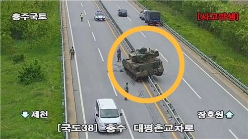 훈련 중이던 육군 <b>장갑차</b>, <b>중앙분리대</b> 위로 올라타 '아찔'