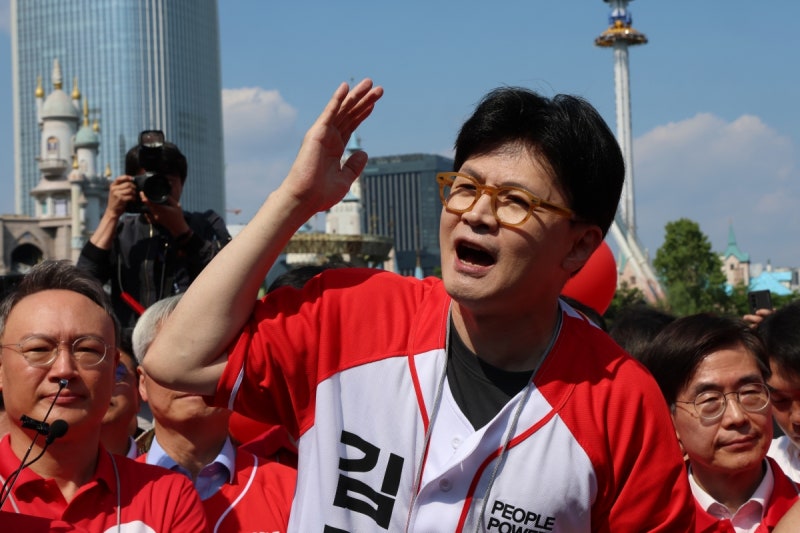 <b>김문수</b> 옷 처음 입은 <b>한동훈</b>.."<b>친윤 구태 청산</b>하면 이긴다"