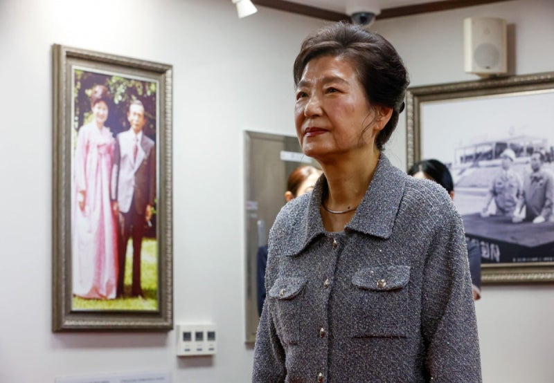 "김문수 보고 나도 생각나"…<b>박근혜</b>, 父 <b>박정희 생가 방문</b>