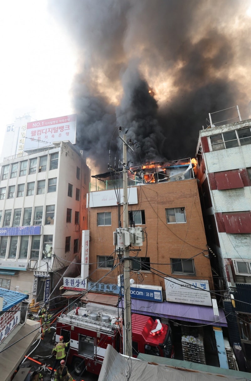 <b>세운상가 인근</b>서 <b>화재</b>…을지로 4가→3가 도로 전면통제 [영상]