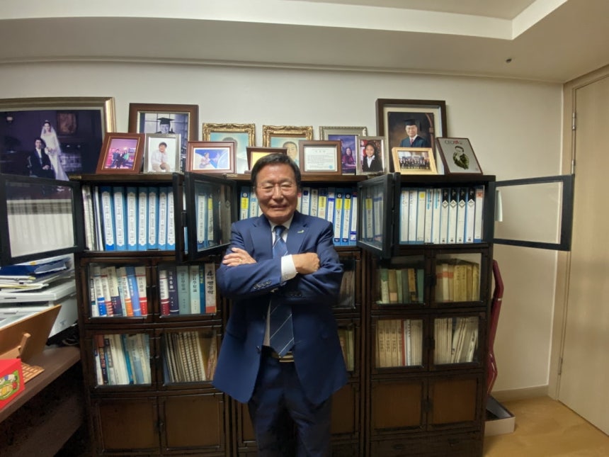 구자관 삼구아이앤씨 회장(책임대표사원)의 자택 책장에는 그가 50여 년 기록한 일기장이 가득히 꽂혀 있다.