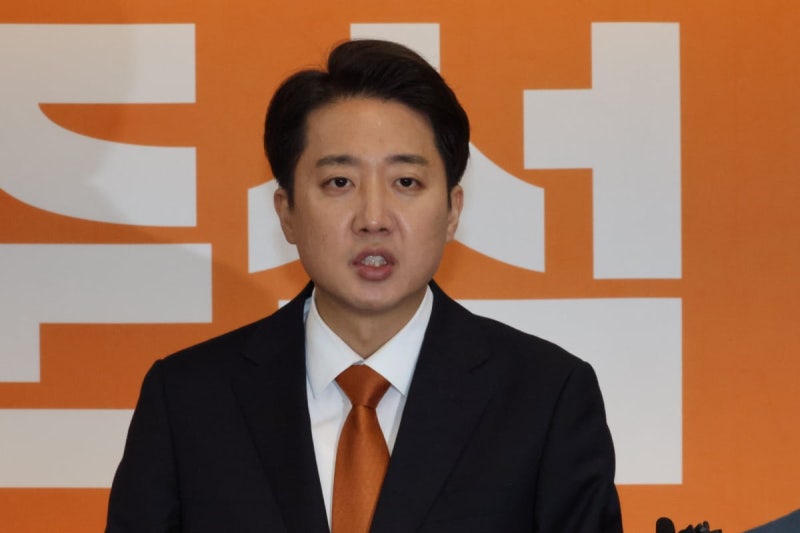 이준석 "<b>이재명</b> 장남, 음담패설·2억 도박…대통령 자격 있나"