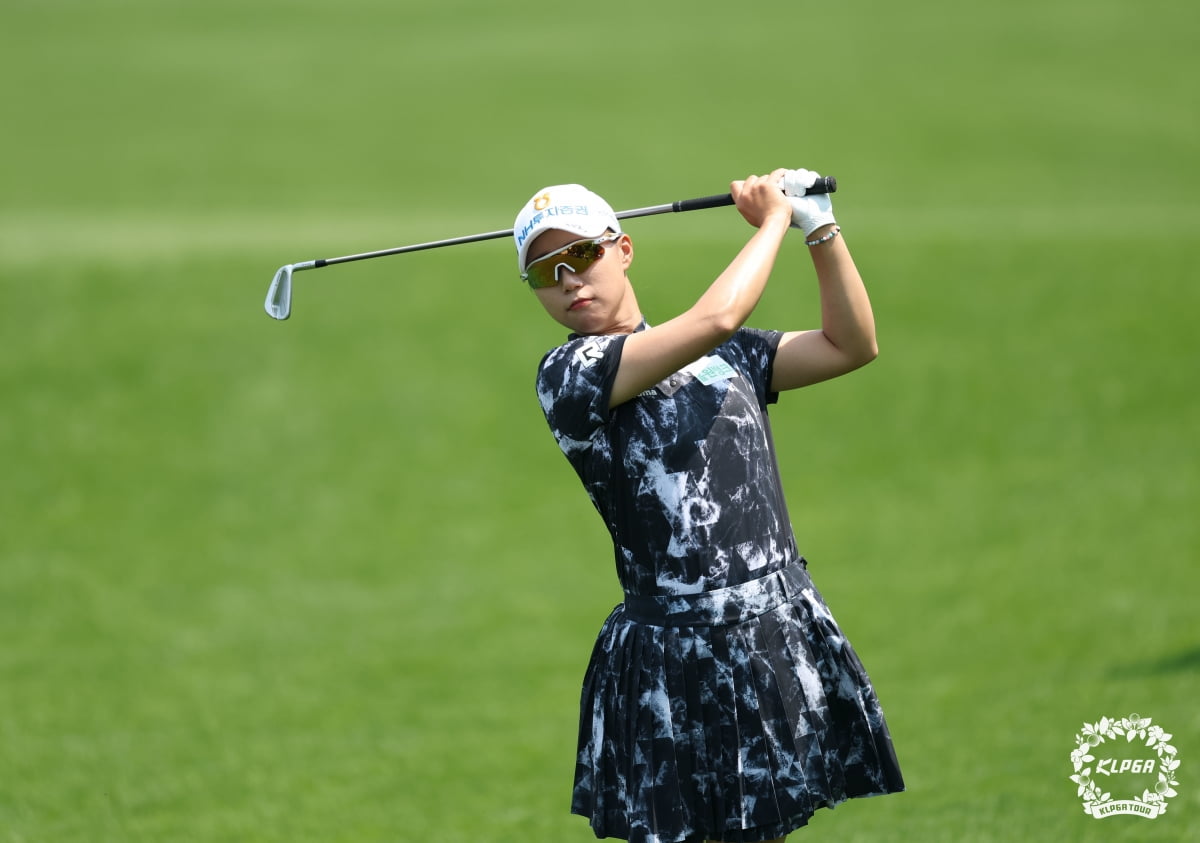 4.5m 버디로 쐐기…<b>정윤지</b>, 3년 만에 <b>통산 2승</b>
