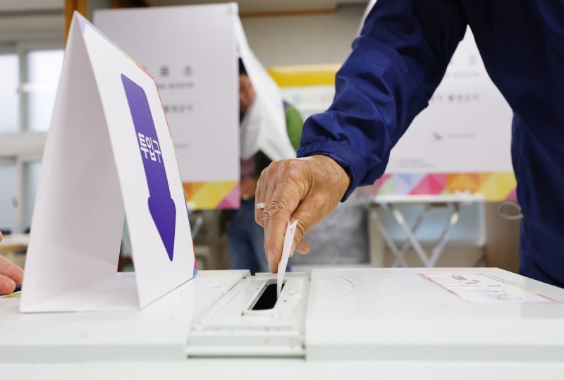 <b>21대 대선 투표율</b> 오전 8시 5.7%…지난 대선 대비 0.7%p↑