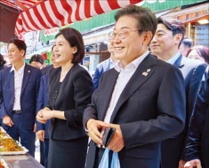 李, 재래시장 깜짝 방문…취임 후 첫 '소통 행보'