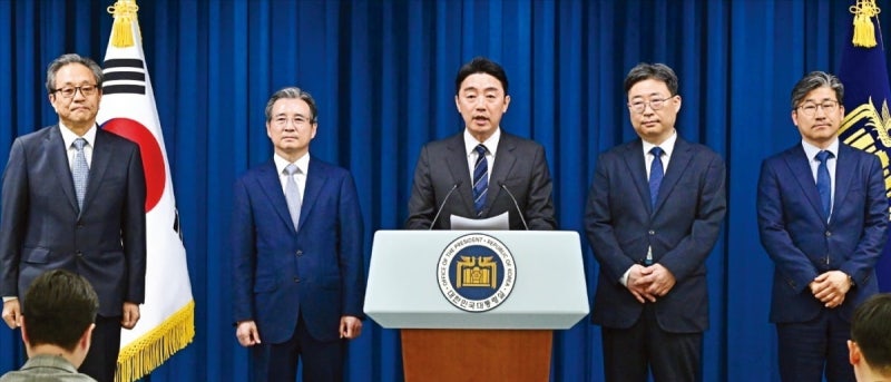 정책실장은 정통관료, 수석들은 '분배' 외친 학자…재정확대 '속도'