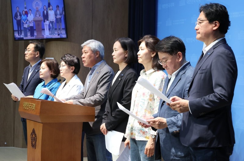 조국혁신당 "이재명 <b>대통령 재판</b> 즉각 <b>중단</b>하라"