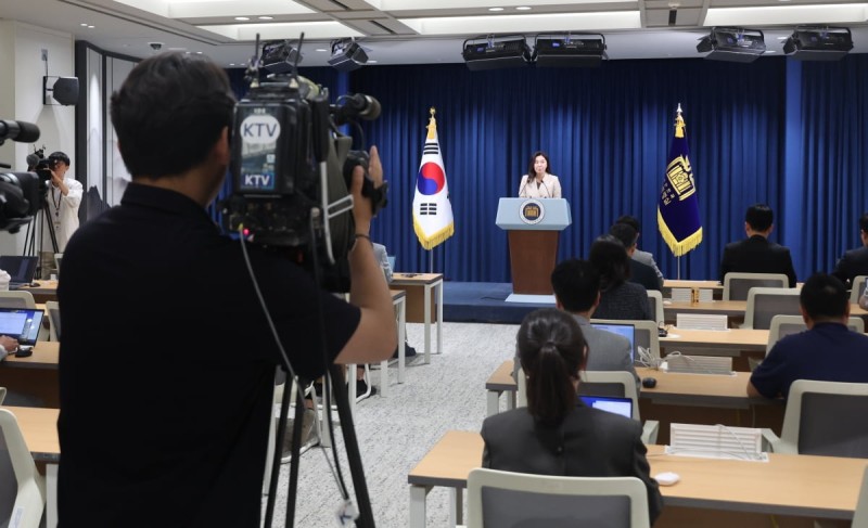 질문하는 기자도 비춘다…'李 제안' <b>대통령실 브리핑룸 개편</b>