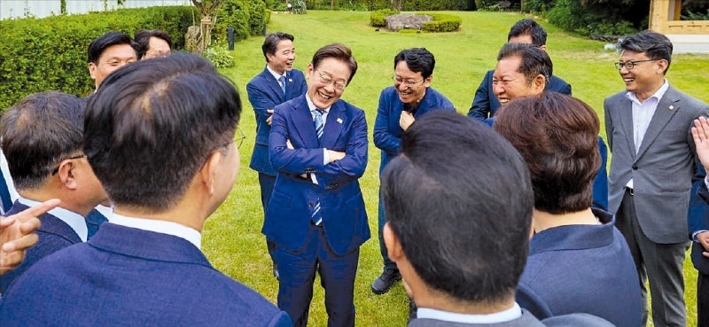 李, 민주당 지도부와 만찬…"국민 기대 부응해야"