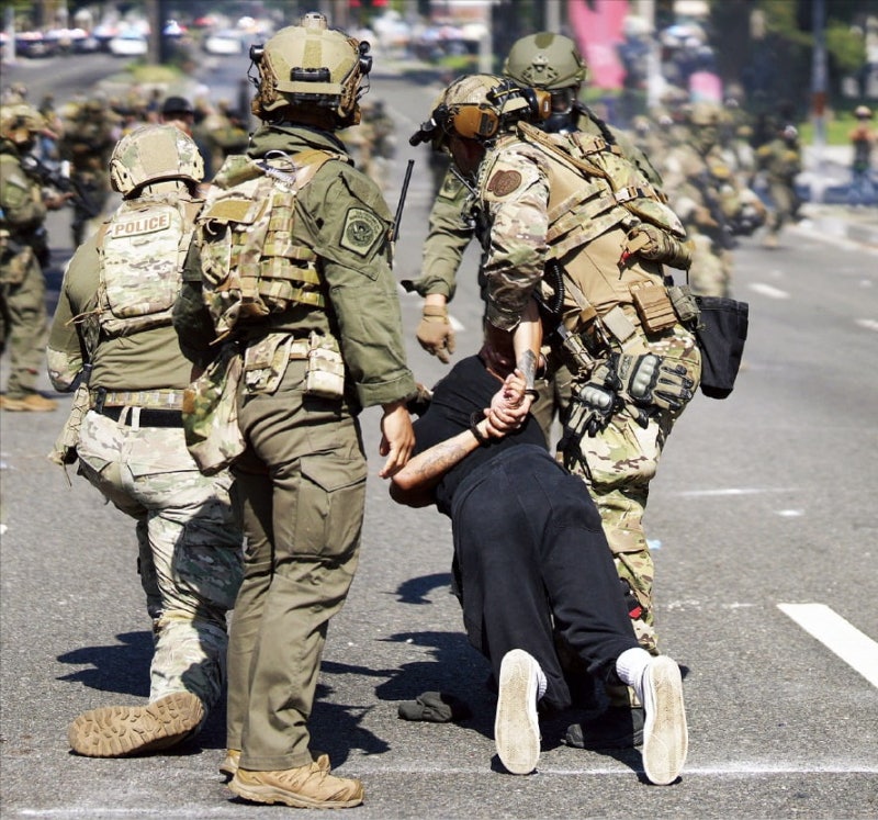 불법이민 단속에 전쟁터 된 LA…트럼프 "주방위군 2000명 투입"