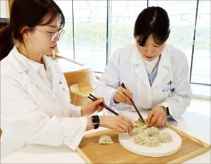 고서까지 뒤져가며 K만두 재현…38년 만에 세계 접수